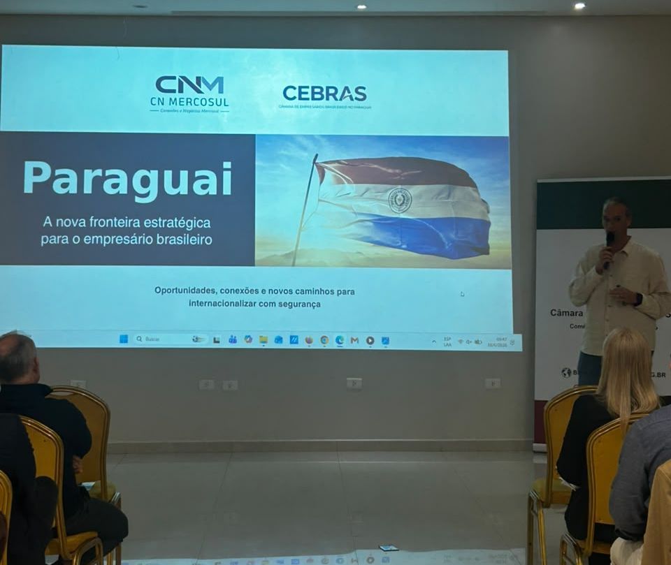 Equipe CN Mercosul reunida em escritório moderno analisando dados de internacionalização